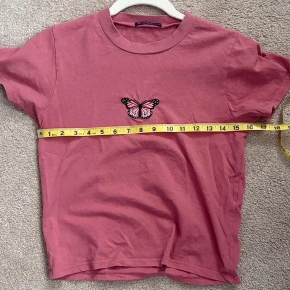Brandy Melville Butterfly Embroidered Mauve/Pink Cropped T-Shirt - Picture 5 of 6